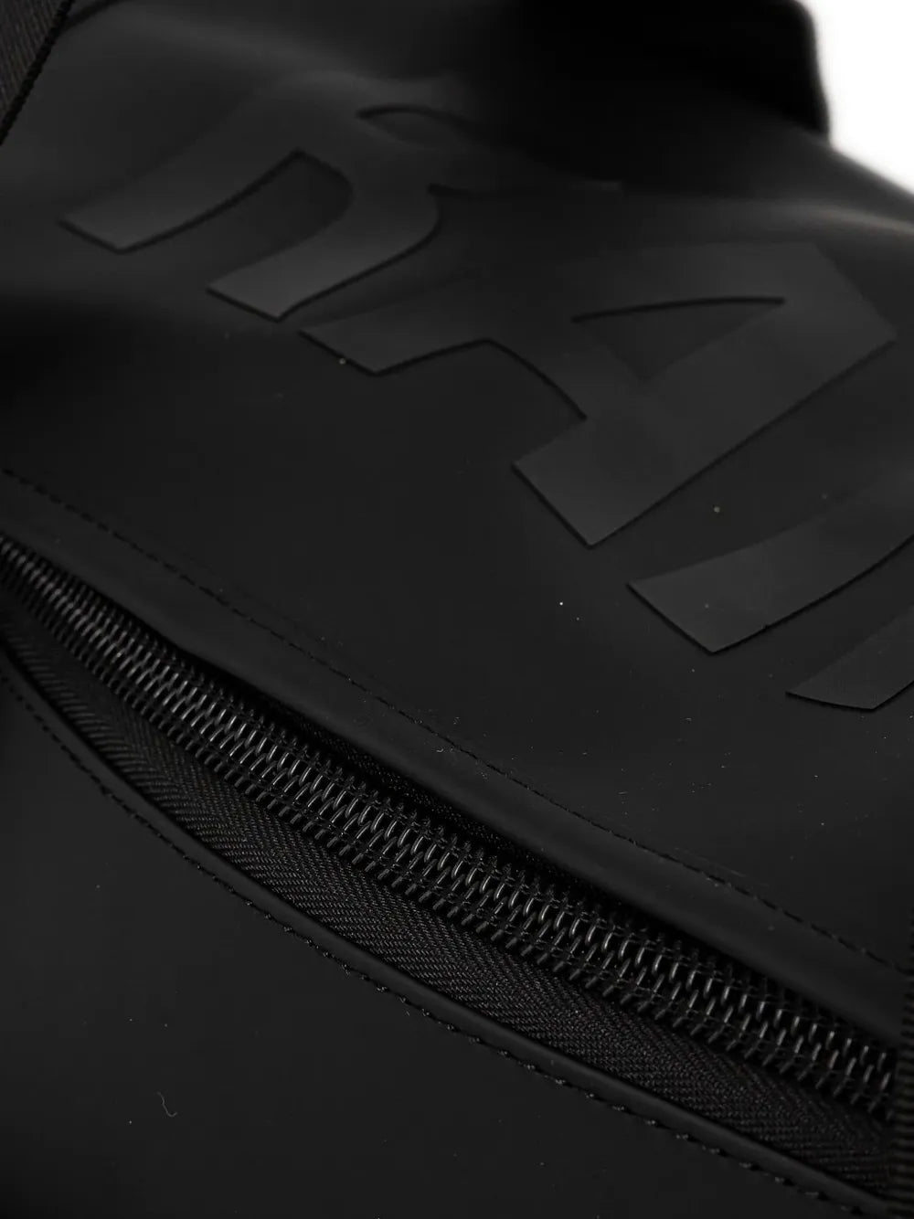 Rainszipped-pocket holdall