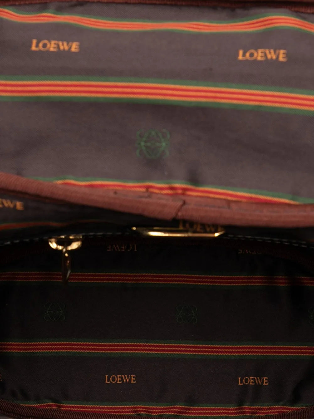 Pre-OwnedLoewe Pre-Owned2000-2025 Leather Velasquez Twist vanity bag