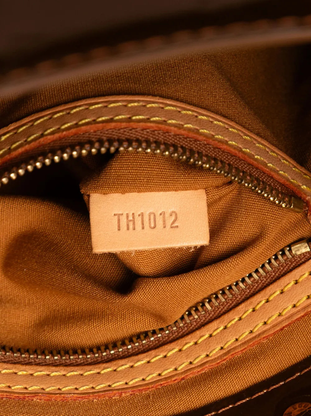 Pre-OwnedLouis Vuitton Pre-Owned2002 Monogram Vernis Reade PM handbag